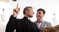 Rozruch vo Vatikáne! Poľský kňaz sa verejne priznal k homosexualite
