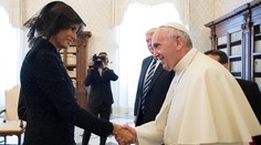 Pápež má aj zmysel pre humor. Takto si zavtipkoval s Trumpovou ženou