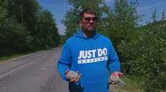 Dostať sa cez Rudňany je hazard so životom. Deti z osady hádžu do áut veľké kamene