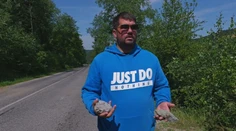 Dostať sa cez Rudňany je hazard so životom. Deti z osady hádžu do áut veľké kamene