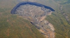 Na Sibíri rastie "brána do podsvetia". Ľudia sa boja, že do nej začnú padať domy