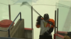 Video: Hokejový babrák! Knokautoval sa vlastnou hokejkou