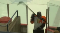 Video: Hokejový babrák! Knokautoval sa vlastnou hokejkou
