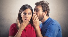 Klebetia muži viac ako ženy? Prieskum ukázal, ako sme na tom