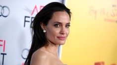 Vychudnutá Angelina Jolie. V krásnej róbe na nej trčali len prsia