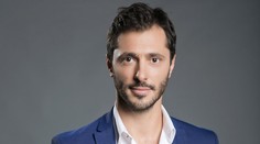 Deák strieda jednu ženu za druhou. Po romantikoch hrá konečne hajzlíka