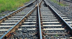 Opitý muž v Prešove si ustlal na koľajniciach. Prešiel po ňom vlak a nič sa mu nestalo