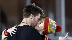 To je láska! Miley Cyrus a Patricka Schwarzeneggera prichytili pri bozku
