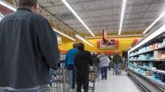 Supermarkety nás nútia veľa utrácať: Využívajú 13 prefíkaných trikov