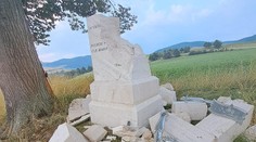 FOTO: Príroda ukázala svoju silu. V Kluknave blesk zničil len nedávno opravený travertínový kríž