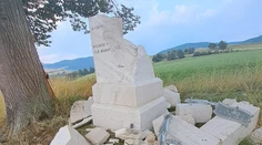 FOTO: Príroda ukázala svoju silu. V Kluknave blesk zničil len nedávno opravený travertínový kríž