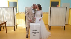 Predsvadobný bozk nad volebnou urnou. Mladý pár z Komárna si našiel čas aj počas ich veľkého dňa