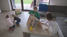 Mamička Romana vyrába originálne hračky pre deti. Rozvíjajú ich vývoj