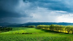 Stále platí výstraha pred silnými búrkami, ale týka sa už len východu