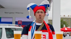 UEFA zrušila kritizovaný zákaz: Na štadióny sa od novej sezóny vracia pivo