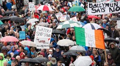 Desaťtisíce ľudí protestovali v uliciach Dublinu proti poplatkom za vodu