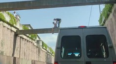 Muž oddychoval na nebezpečnom mieste. Policajtovi, ktorý mu pomáhal, ešte aj vynadal