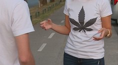 Pozor! Za tričko s marihuanovým listom môžete dostať v Chorvátsku astronomickú pokutu