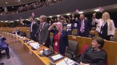 Brexit sa stane realitou už o niekoľko hodín. Britskí europoslanci naposledy porušili pravidlá