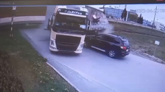 VIDEO: Moment, kedy sa vlak zrazil s kamiónom. Stačili sekundy a mohlo sa stať to najhoršie