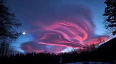 FOTO: Fascinujúca obloha. Západ slnka priniesol nad Slovensko neobyčajné oblaky