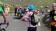 Sagan si aj počas najťažšej etapy našiel čas na fanúšika. Ten od radosti skoro vyskočil z kože