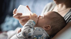 Nová štúdia mamičky nepoteší. Detské fľašky vypúšťajú do mlieka mikroplasty