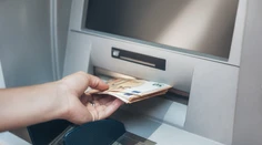 Jedna z najväčších bánk chystá odstávku. Niektoré platby môžu byť zamietnuté, nebudú fungovať bankomaty ani aplikácia