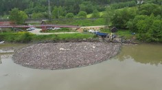Priehrada Ružín sa topí v odpade. Prívalové dažde naplavili tony smetí z nelegálnych osád