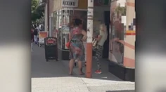 Podvodníčky na ulici strkajú do tašiek voňavky a vyťahujú peňaženky. Zachytili ich na video