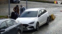 VIDEO: Muži nemali hanby. Zlodeji vykradli kočík priamo pred očami matky, všetko je na kamere