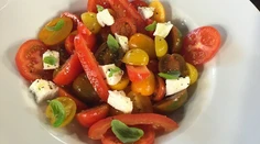 RECEPT NA DNES: Šalát z rôznych druhov paradajok a kozieho syra s bazalkou