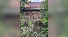 FOTO: Odtrhlo im breh pri ceste prvej triedy. V obci na Orave majú mimoriadnu situáciu