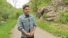 Neodradila ho ani krutá šikana a náročná životná situácia. Z utiahnutého chlapca sa stal známy spevák