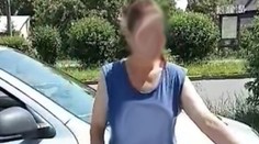 Opitá matka s kočíkom vydesila aj policajtov. Poslali ju po jedlo pre dieťa, ona išla zase piť