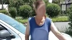 Opitá matka s kočíkom vydesila aj policajtov. Poslali ju po jedlo pre dieťa, ona išla zase piť