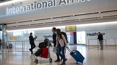 Rakúsko znova zakáže pristávanie letov z Británie. Môže za to indický variant koronavírusu