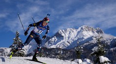 Švédski biatlonisti ovládli štafetu pred Nórmi. Johannes Thingnes Bö tak nevyrovnal historický rekord