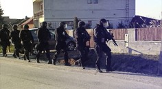 Rušné ráno pri Hlohovci: Kukláči obsadili dedinu