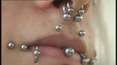 Spôsobiť môžu vážne zdravotné problémy. Piercing a tetovanie si dávajú už aj tínedžeri, rodičia chcú zmenu zákona