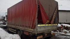 Nešťastná nehoda. Vodič nákladného auta pri cúvaní zachytil chodca, ktorý zraneniam podľahol