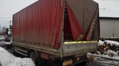 Nešťastná nehoda. Vodič nákladného auta pri cúvaní zachytil chodca, ktorý zraneniam podľahol