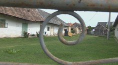 Opitý sadol za volant. Následne autom prevrátil latrínu a nechtiac zabil bratranca