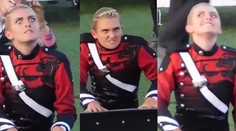 Klaviristka baví internet. Z jej výrazov budete mať nočné mory