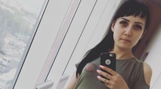 Žena nechala visieť dcérku z balkóna, tá však pád neprežila. Dôvod jej konania je nepochopiteľný