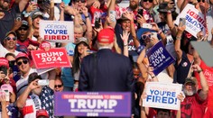 Americký prezident Biden telefonoval s Trumpom. Vracia sa do Washingtonu