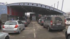 Hraničné priechody na východe praskajú vo švíkoch. Zaplnili ich Ukrajinci