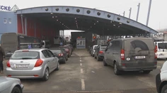 Hraničné priechody na východe praskajú vo švíkoch. Zaplnili ich Ukrajinci
