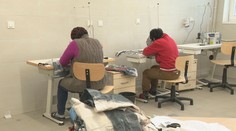 Spojili sociálnu pomoc s ekológiou. Nadácia dáva druhú šancu ľuďom bez domova i starým plagátom