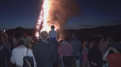 Jánska noc má svoju moc. Ľudia sa tradícii nevzdali, vatra nesmela chýbať